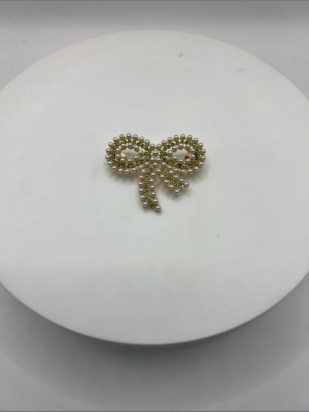 601. Bow-Shaped Pearl and Green Crystal Brooch.